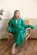 PURE LINEN chemise in green .