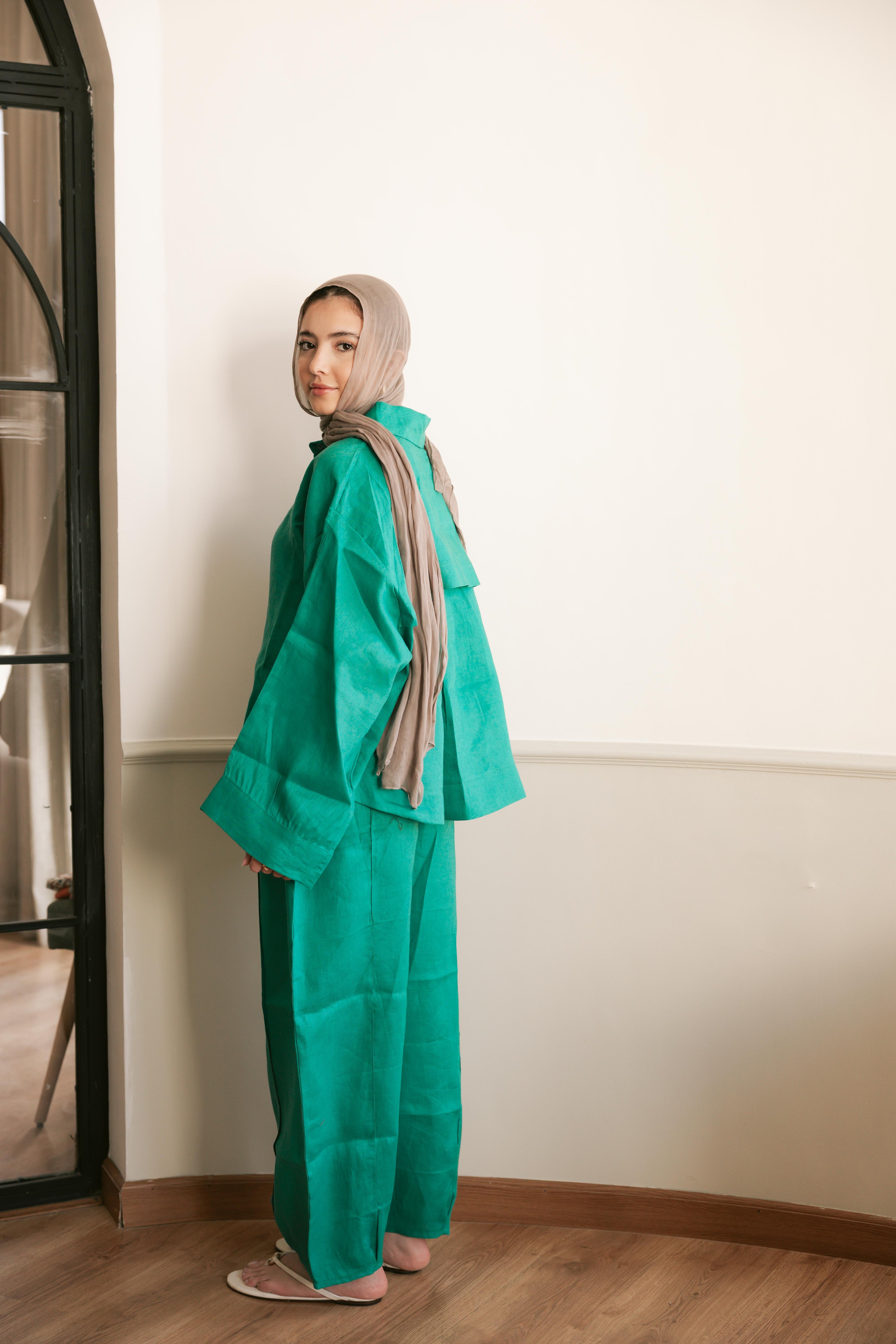 PURE LINEN chemise in green .