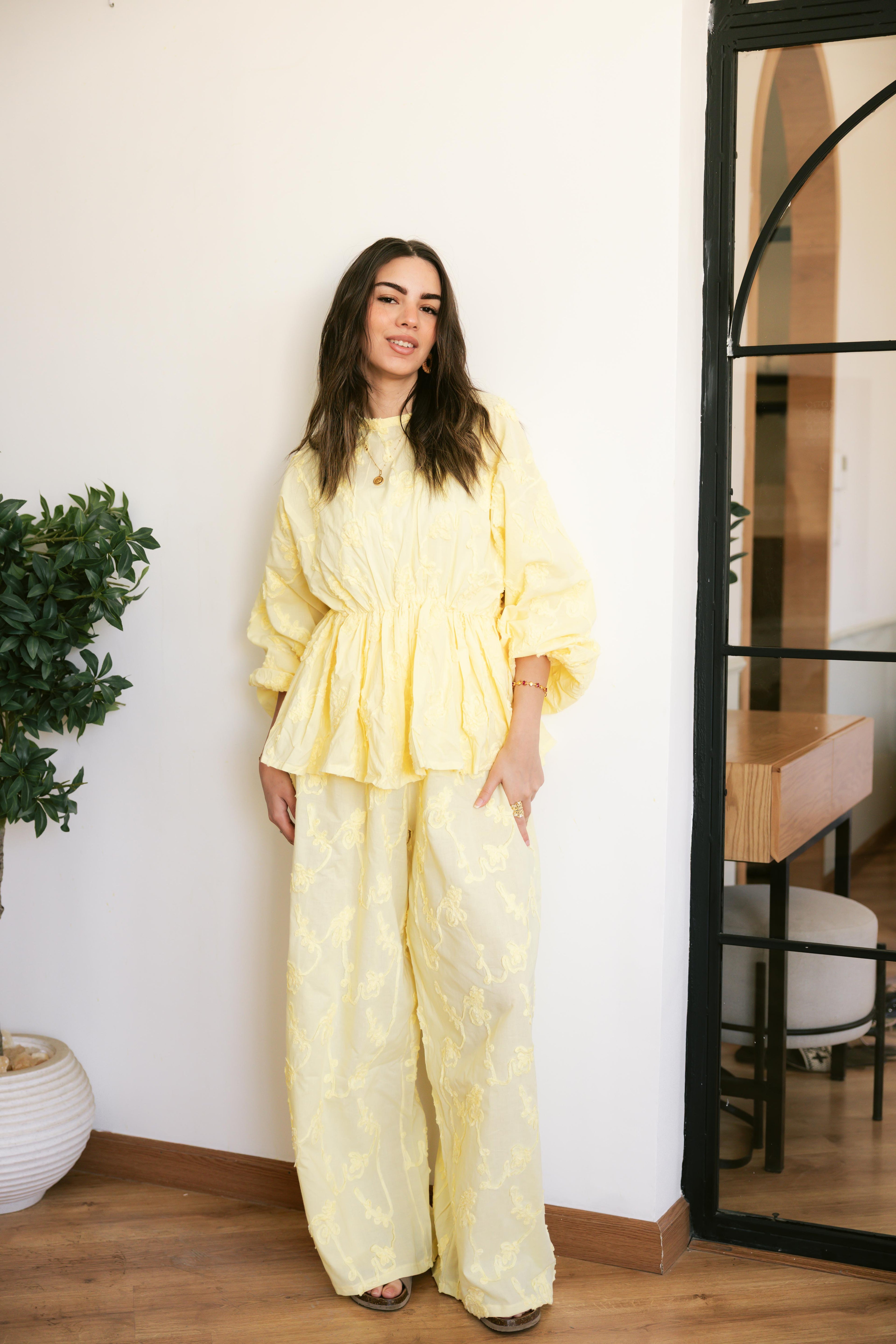 FLOWRA set in yellow.