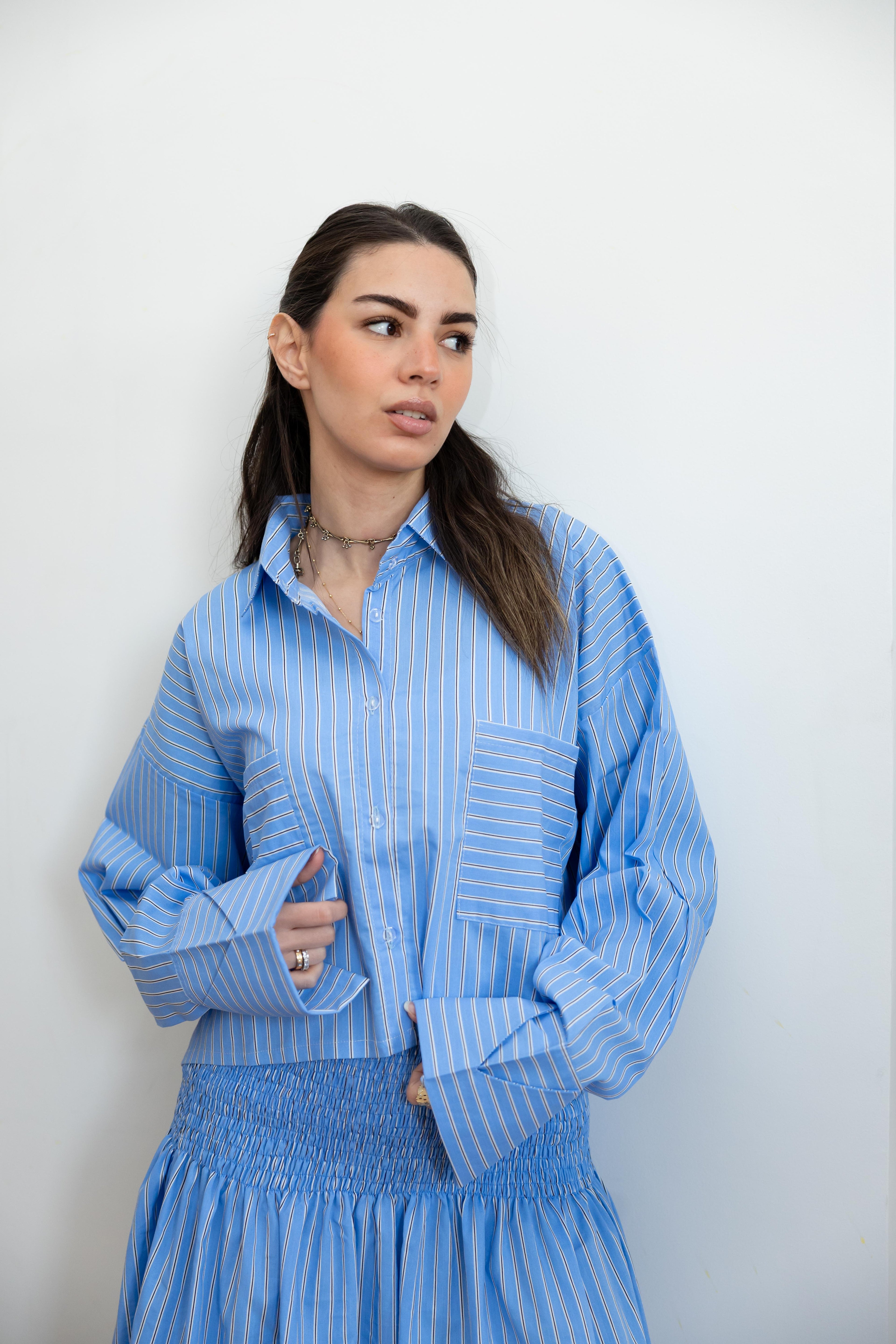 Luna set in blue .