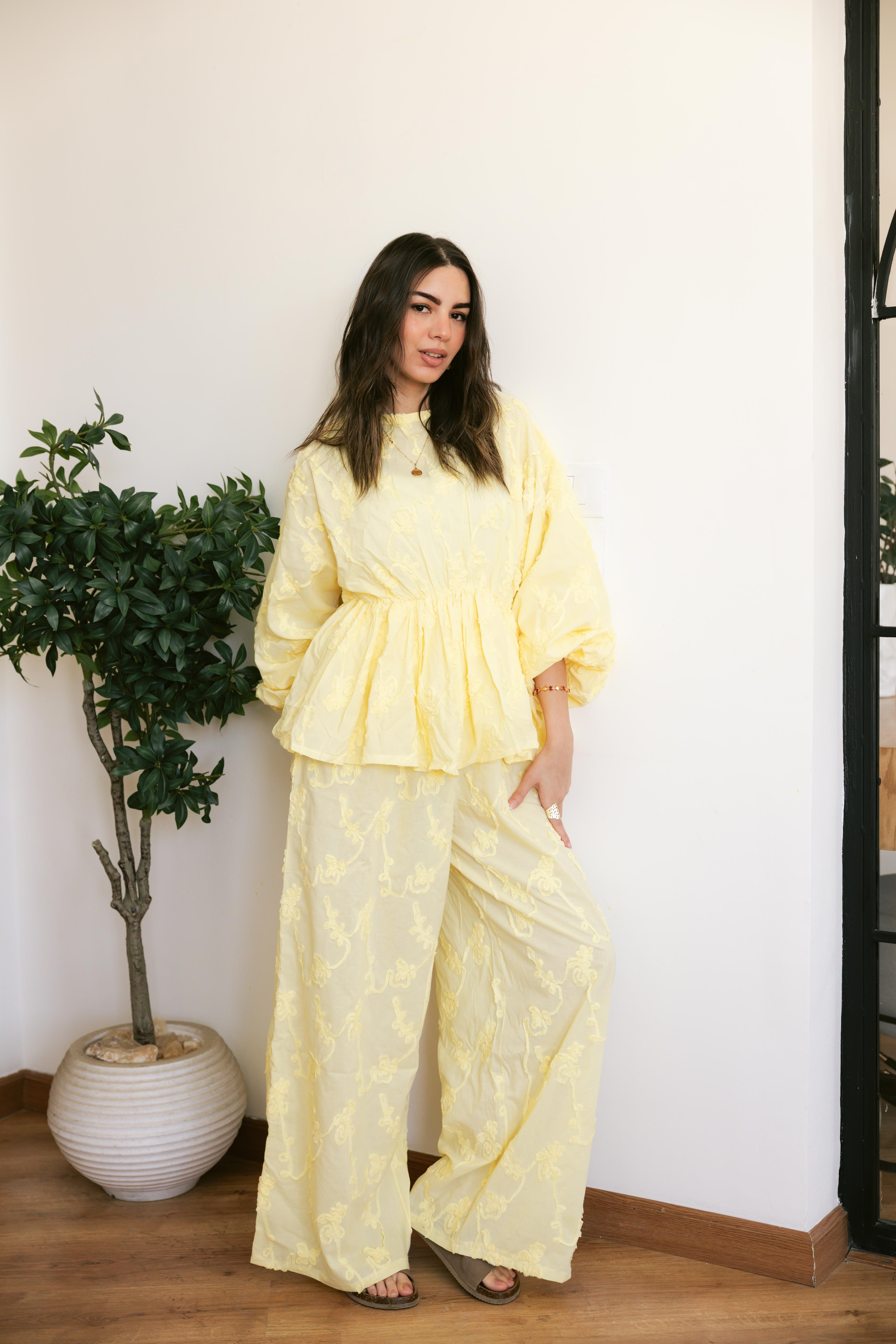 FLOWRA set in yellow.