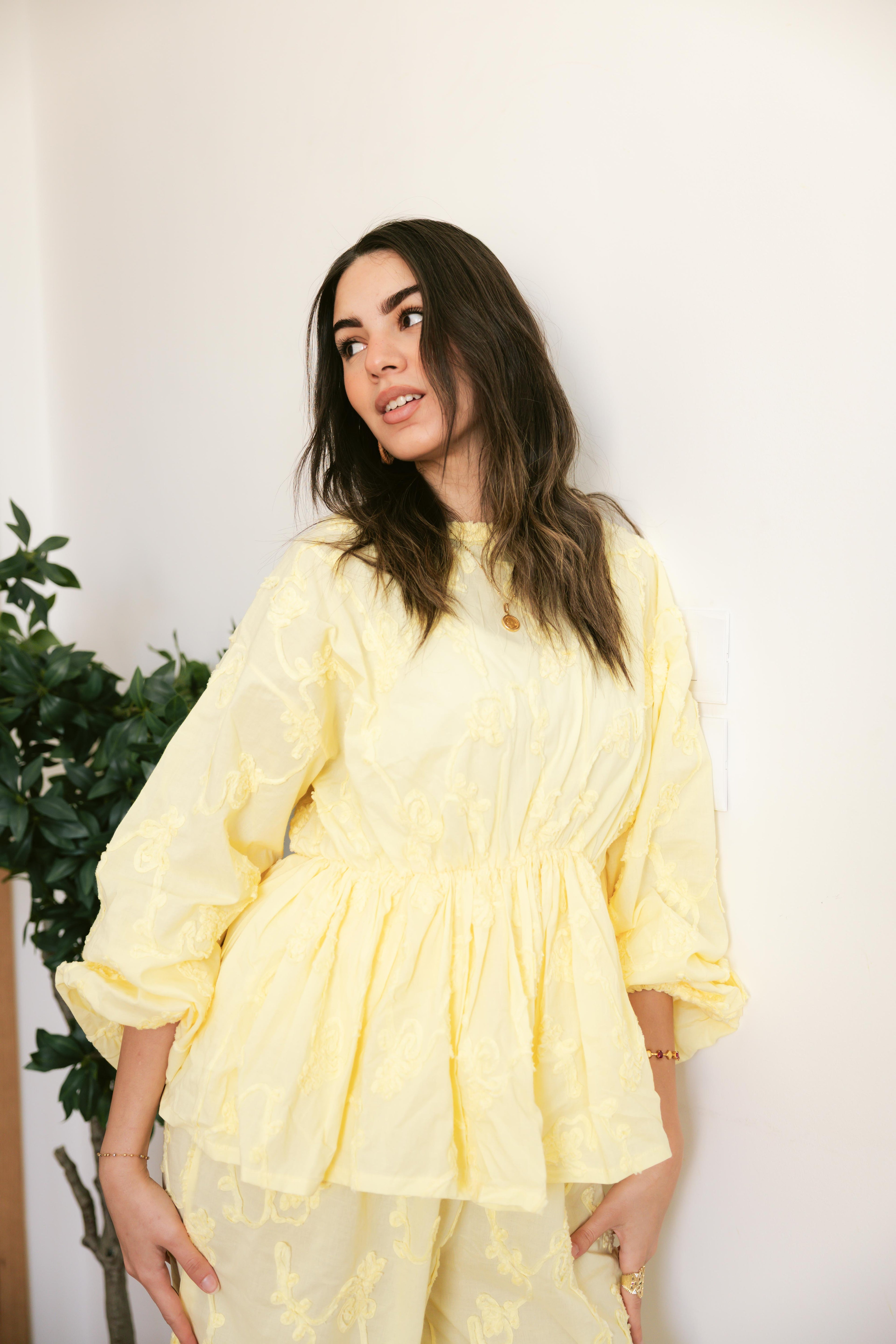 FLOWRA set in yellow.